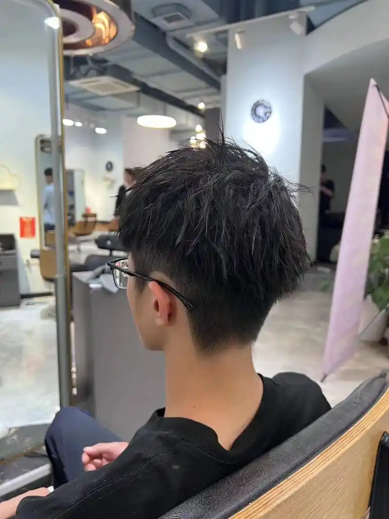 男生摩根微盖烫发