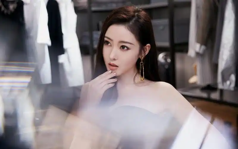 张天爱黑色抹胸裙性感图片-美女壁纸-高清美女图片-第5图-娟娟壁纸