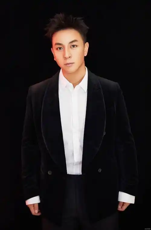 33岁释小龙生活仍潇洒,路边向友人秀名品鞋,手戴金表又坐豪车_路虎豪