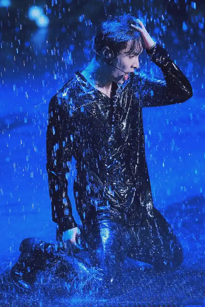 简介:张艺兴湿身舞蹈高清帅气图片,分享一组张艺兴图片给大家,图中的