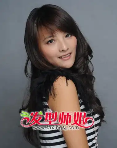 尽显女生气质 斜刘海长卷发图片_发型师姐