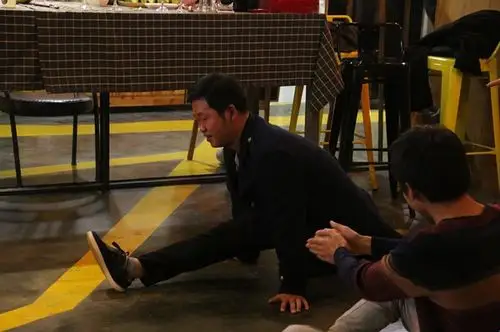 不了解的人还以为这是场武术比赛 这还是我第一次看见一个男人 劈腿劈