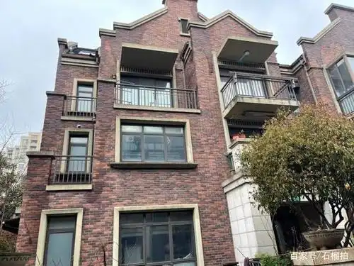 上海市宝山区塔源路300弄196号3层联列别墅拍卖,总价475.6万成交