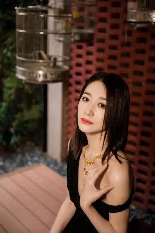 组图:李小冉穿露肩黑裙风姿绰然 皮肤雪白身材曼妙气质优雅