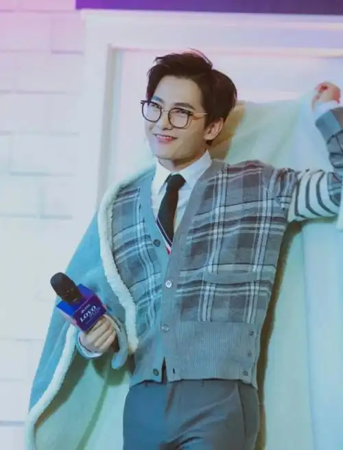 杨洋不愧是军艺校草,难看的狗啃造型都能驾驭,太厉害了