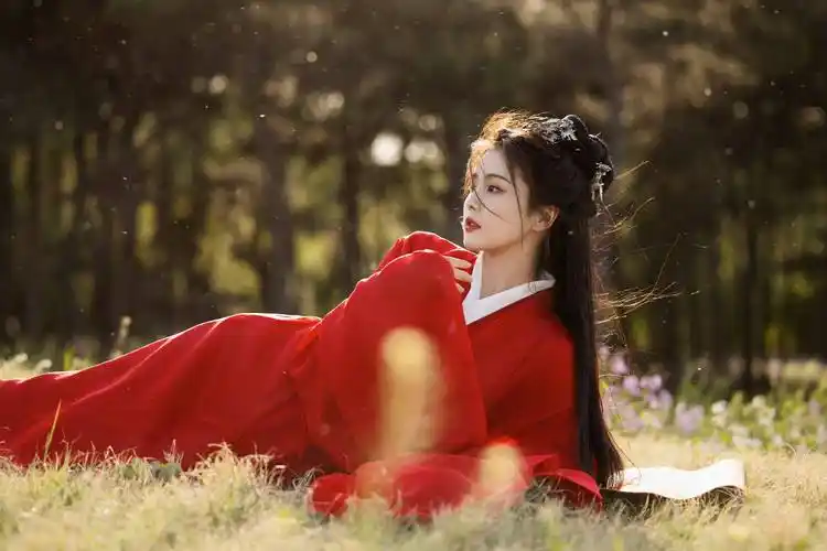 白鹿红衣古风写真楚楚动人眼角落泪滴在了心巴上