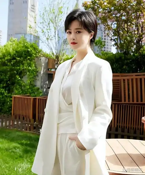 蒋欣:童星出道,16岁北漂21岁买房28岁成名,如今41岁无人敢娶