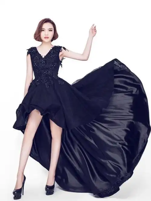庄心妍身穿一件深蓝色连衣长裙,脚穿一双黑色高跟鞋,裙子的颜色衬得她