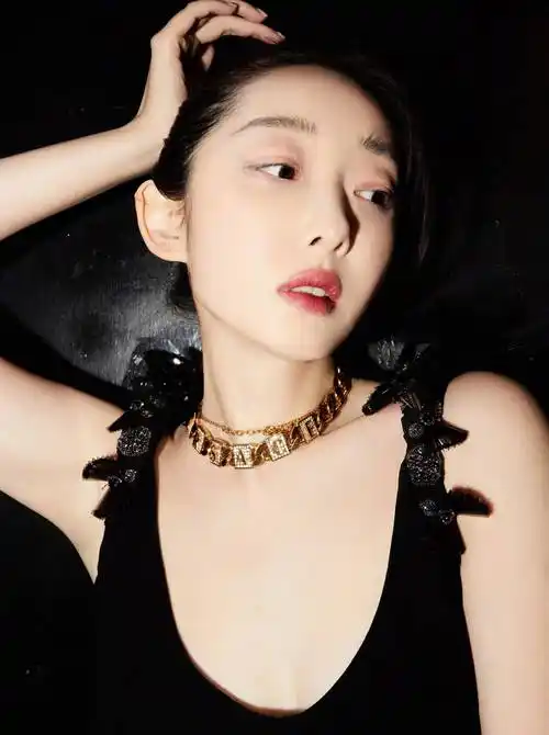 蒋梦婕暗黑风格电影大片,身着黑色露肩露背长裙,轻盈柔美迷人_时尚