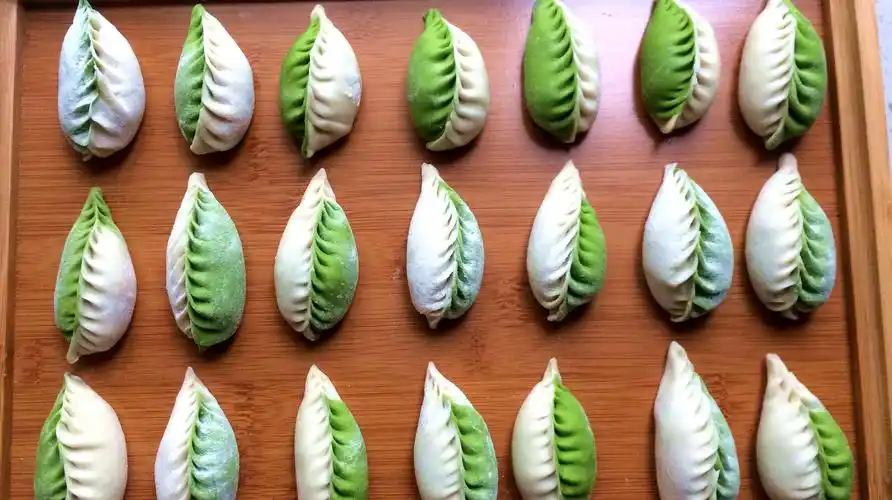 饺子的创意做法,水饺新做法,简单易做,一个双色,手工柳叶饺子