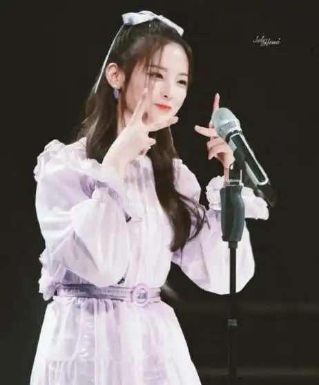 超越之光杨超越在火箭少女101中的成长之路