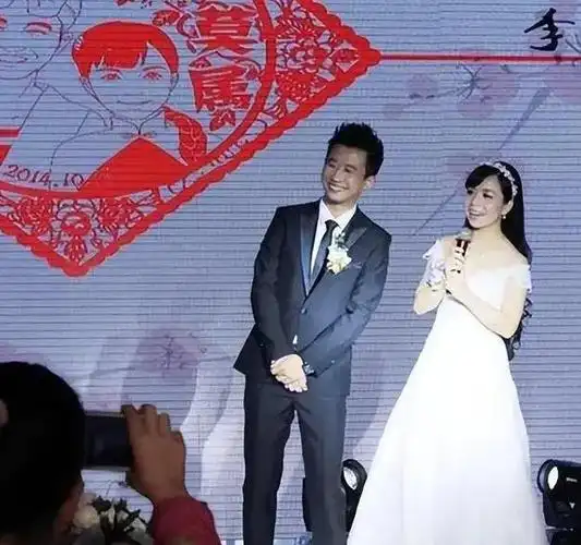 王二妮从农村女孩到著名歌手走红之后的她依旧选择了农村初恋