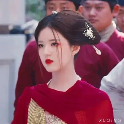 《传闻中的陈芊芊》第一集. _赵露思头像. _抱图dd,二转注明许清.