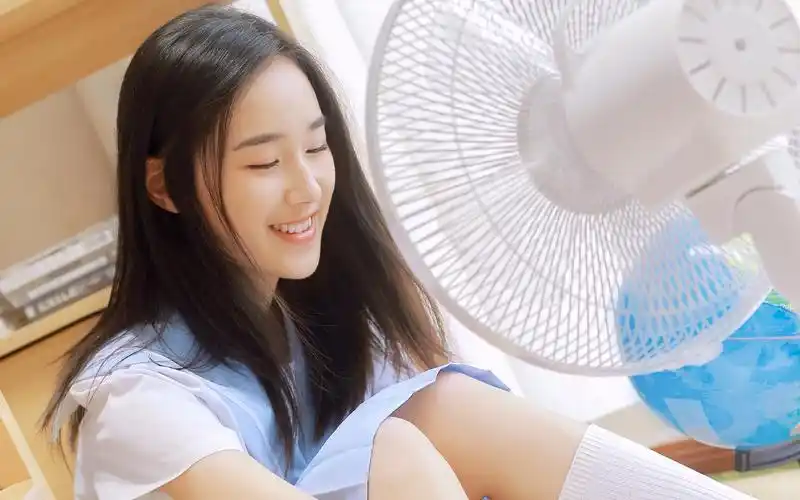 清纯长发美女唯美高清桌面壁纸