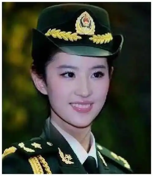 图片来源:微博8位「军装女神」:赵丽颖一向甜美可人的赵丽颖,没想到换