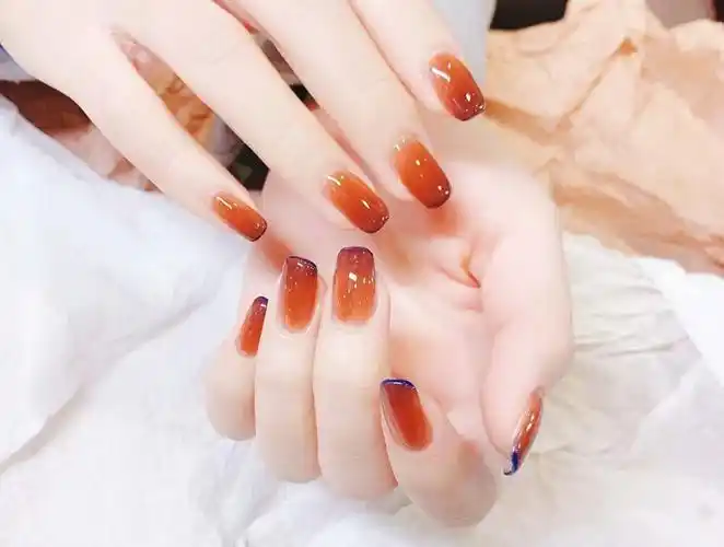 最新冰透焦糖色渐变晕染法式美甲            【图】