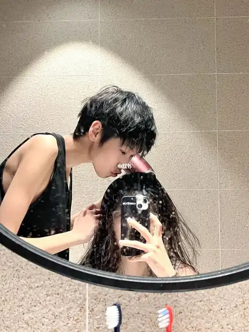 我的小老婆帮我吹头发