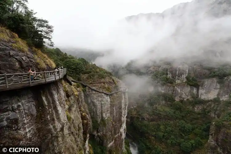 浙江温州雨后雁荡山云雾缭绕美如仙境引客来