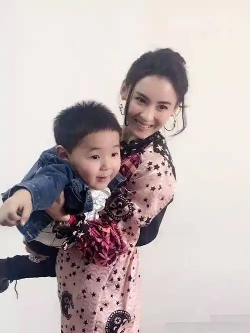 张柏芝回应儿子出生证,三胎生父浮出水面?_周星驰_emily_孩子