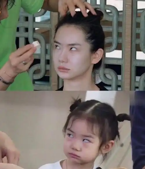 戚薇和女儿表情太像,表情脸型神同步,可看出戚薇小时候长什么样