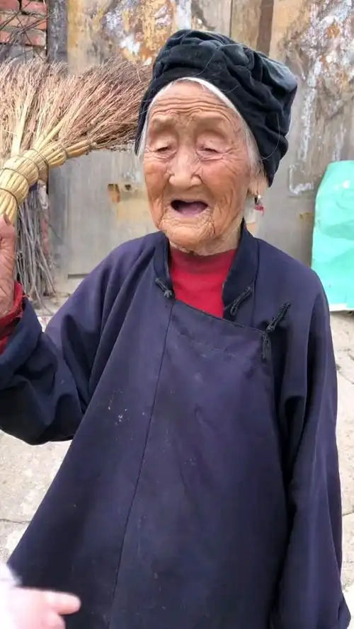 102岁小脚奶奶,哎吆我不敢看,怪害怕,眼睛还会动,现在人赠么会造,太喜