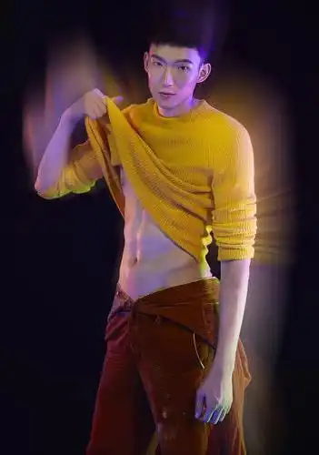 最近网上晒出了周琦的上半身裸照,从图中可见,他的人鱼线 倒三角配二