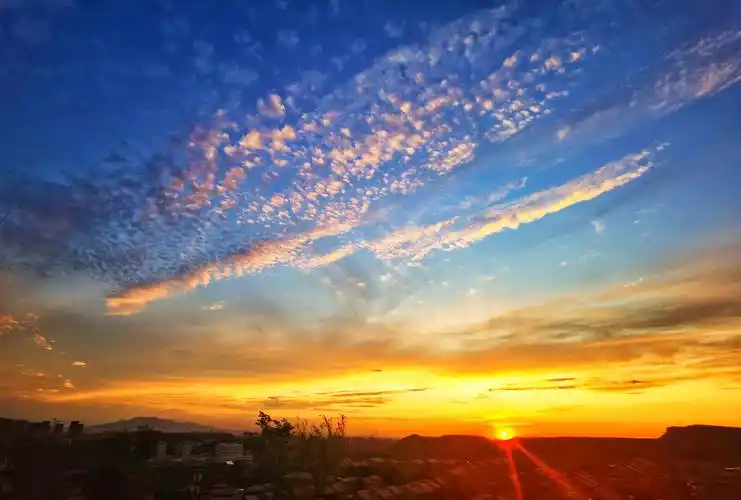 夕阳之云傍晚日落天空云彩变幻莫测