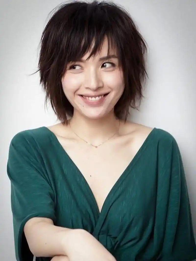 在演戏方面,靳东是圈内公认的"戏痴".