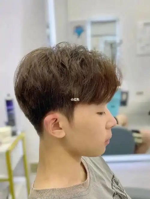 后脑勺低层次堆积修剪让其更加饱满 简单打理的一款发型 颧骨宽和额头