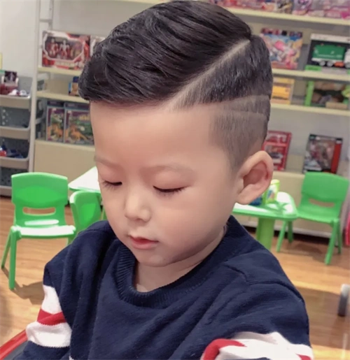 小男孩铲青雕刻 儿童帅气两边铲_儿童发型 - 美发站
