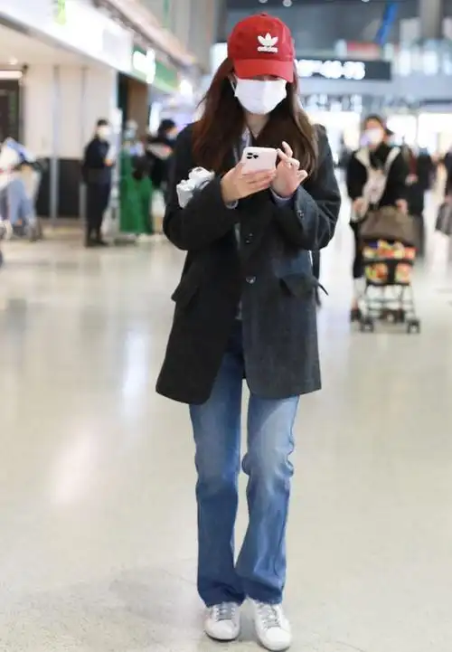 张子萱罕见走机场,二胎后变纸片人瘦到撑不起衣服,陈赫在家带娃