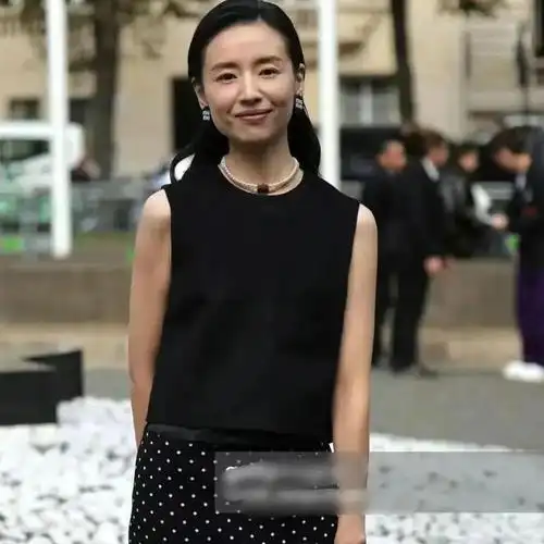 43岁董洁参加活动生图皱纹明显身材干瘪瘦成纸片人