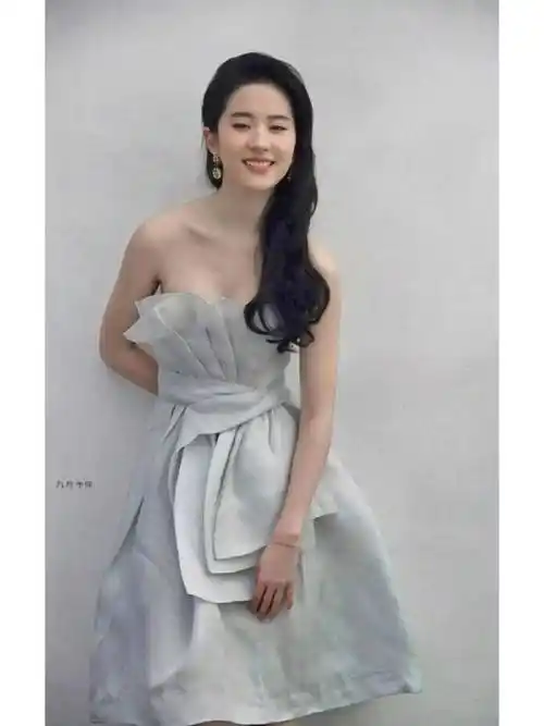 刘亦菲的近照和远古照 岁月真不败美人_肌肤_肤质_光泽