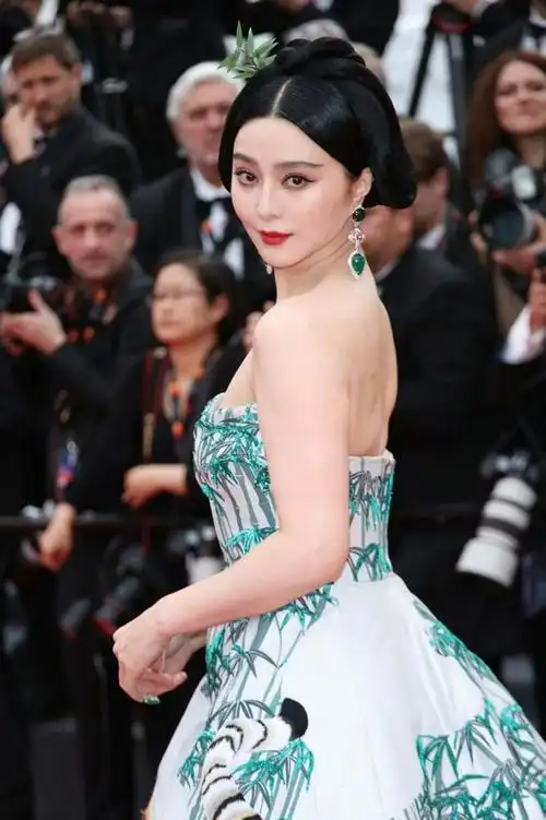 范冰冰亮相戛纳,一身"猛虎下山"显野心,可惜满脸沧桑无人问津