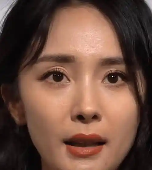 杨幂出席活动,被怼脸拍生图,状态令人意外_皮肤_网友_明星