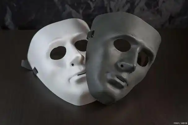 今天我们共同聊的一个话题是表演和伪装虚假的人格面具.