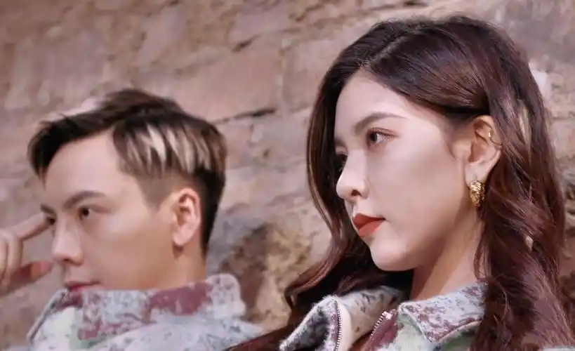 宋妍霏差点亲上陈伟霆男方本想偷笑瞄一眼周扬青后吓得瞳孔放大