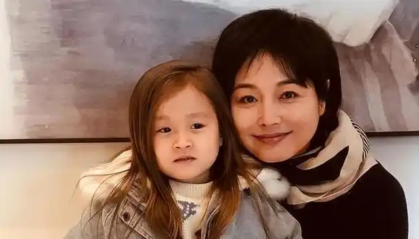 演员张延:父亲早逝,嫁大5岁香港丈夫生一女,和丈夫拥有两个家