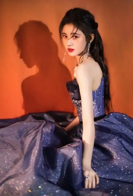 鞠婧祎的旗袍装挺好看但p图太明显惹争议这样看真的不像1米59