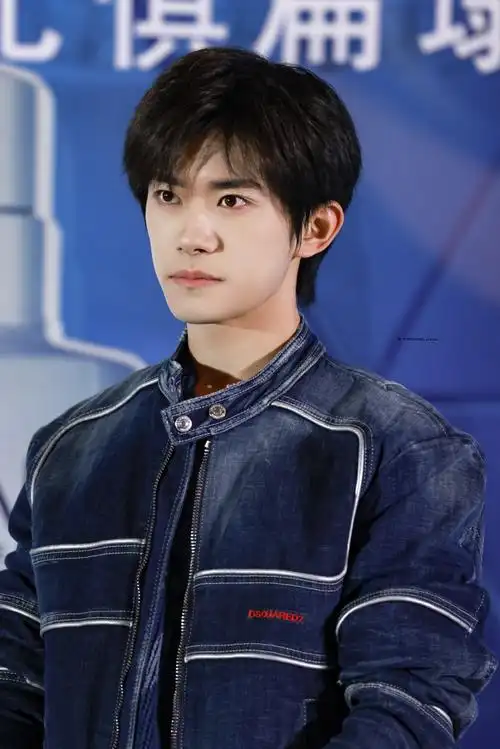 烊千玺超话#易烊千玺破洞针织内搭#欣赏美貌晚安98@tfboys-易烊千玺