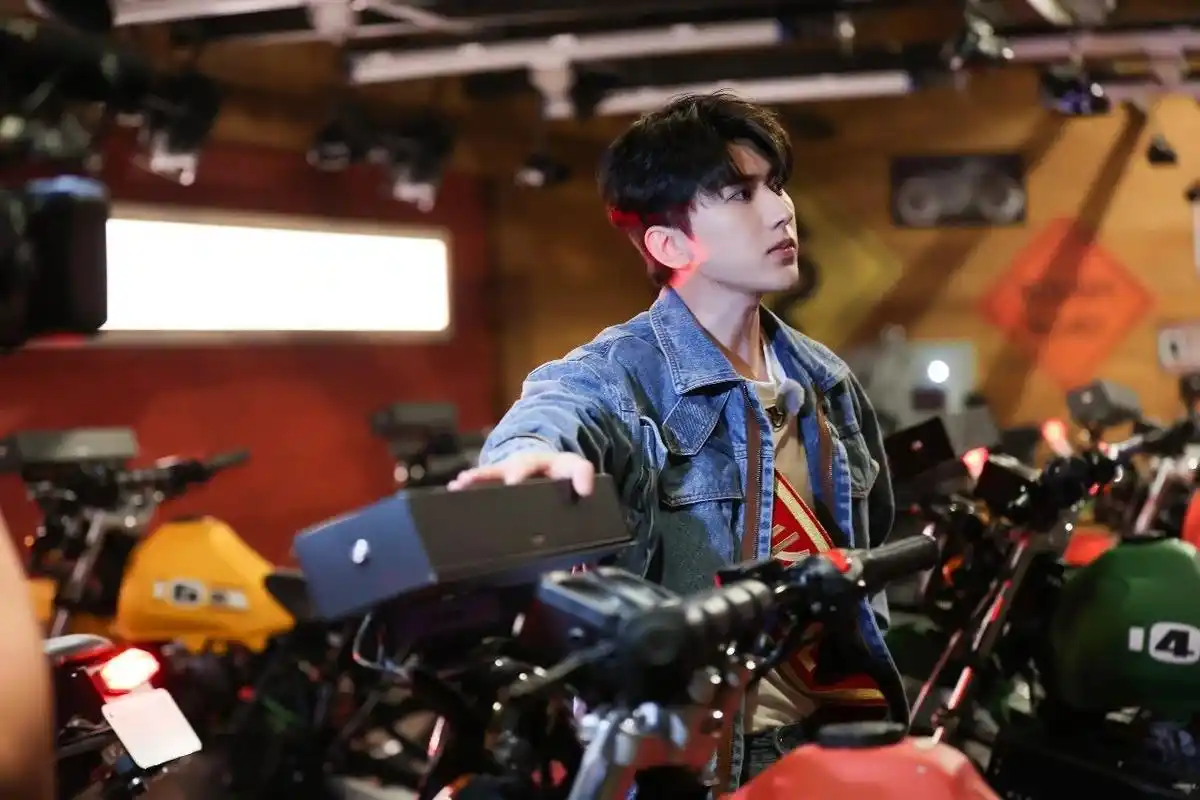 蔡徐坤奔跑吧最新壁纸送上活力四射的蔡小葵又来了