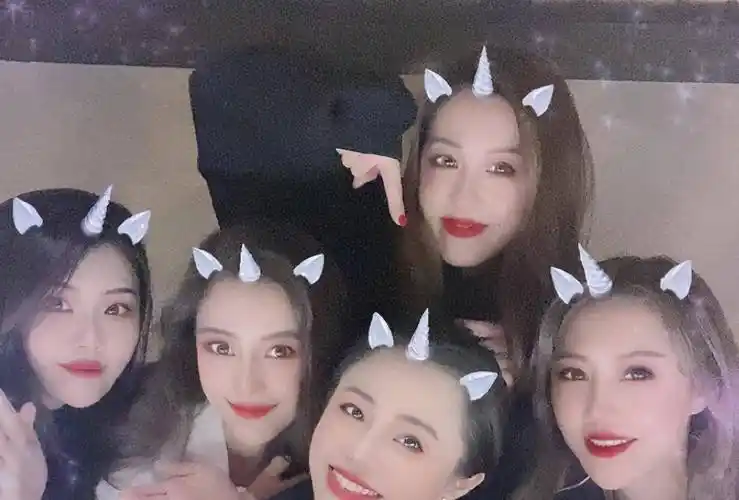 baby和闺蜜聚会个个都打扮得花枝招展把杨颖看的平平无奇