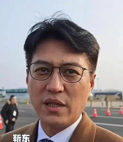 靳东素颜参加两会满脸褶子发胖臃肿网友男神贺涵真的老了