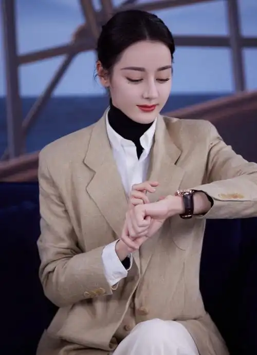 迪丽热巴拍摄花絮图##迪丽热巴卡其色西装马甲造型