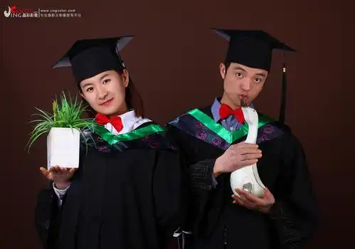 情侣学士服照,搞怪毕业照