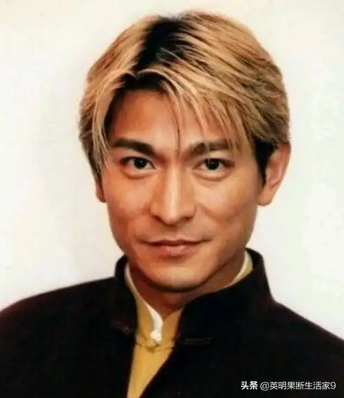 1999香港红馆演唱会,你一改往日风格将头发梳成中分发型,并染成黄色