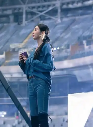 李多海身穿粉色西装裙出镜,更显皮肤白皙,时尚清新