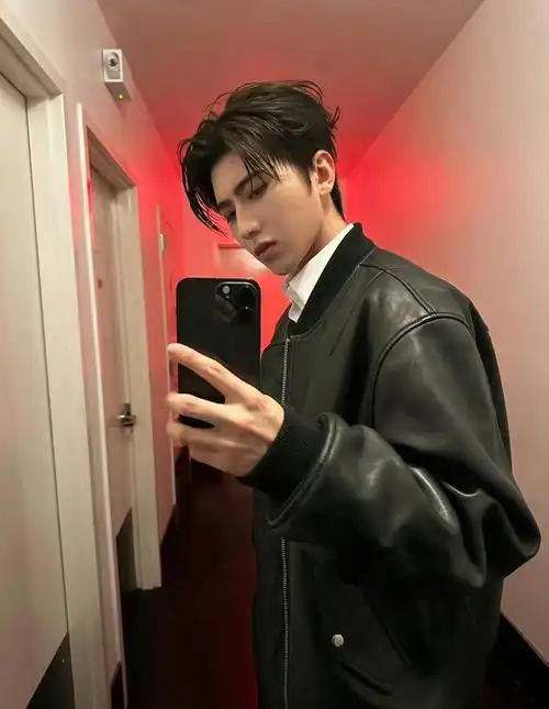 黑色皮衣对镜拍,侧颜很帅 - 可爱蔡徐坤的照片帅气 - 实验室设备网