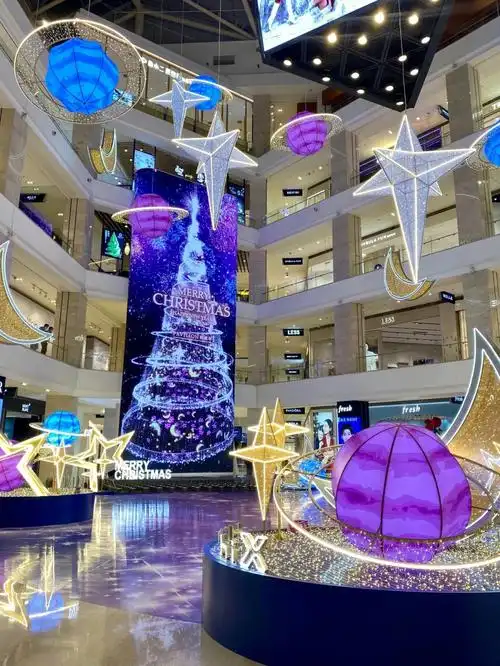 今年的第一颗圣诞树就在柏威年氛围感