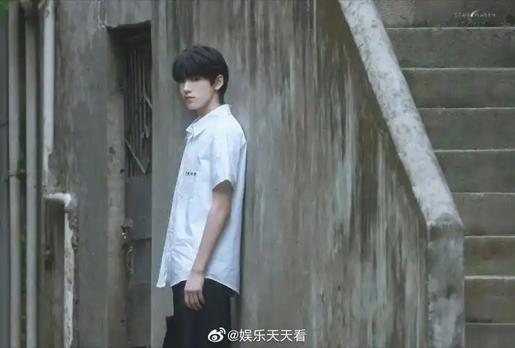 宋亚轩校服造型小合集～……_高清图集_新浪网